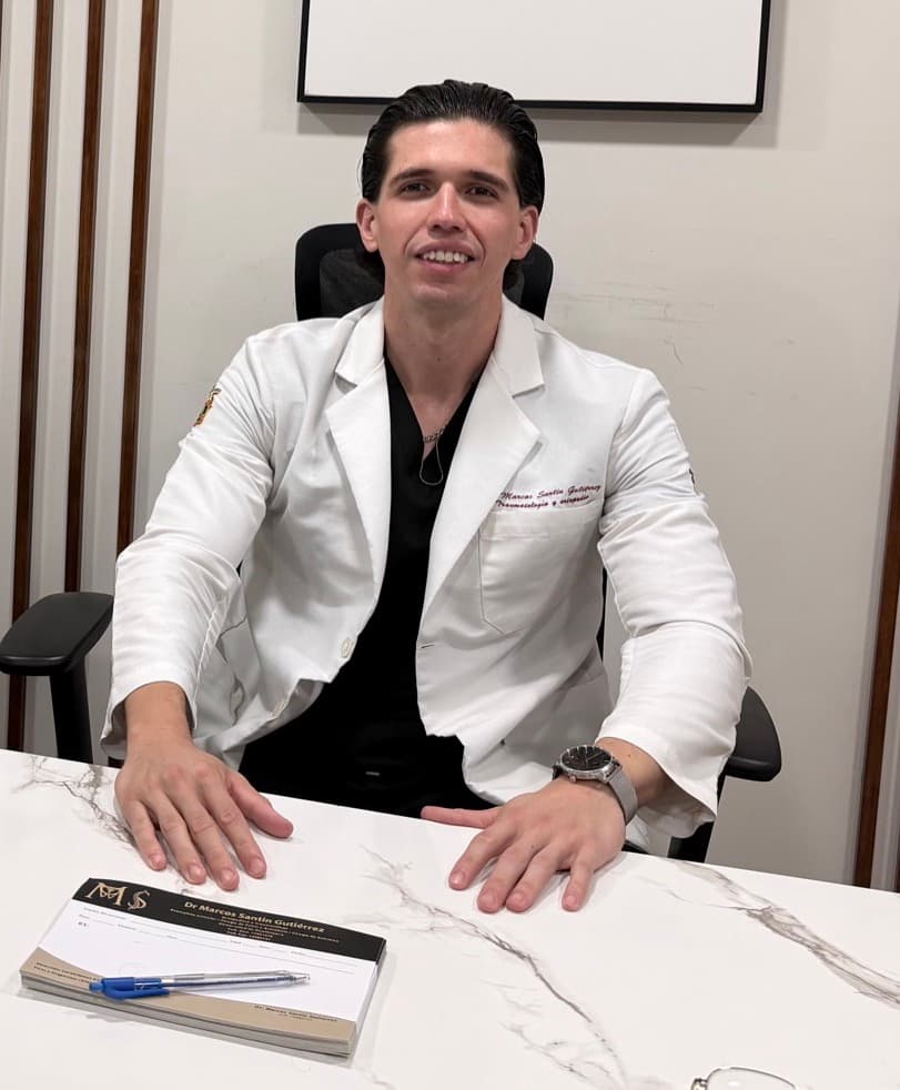 Dr. Marcos Santin en su consultorio