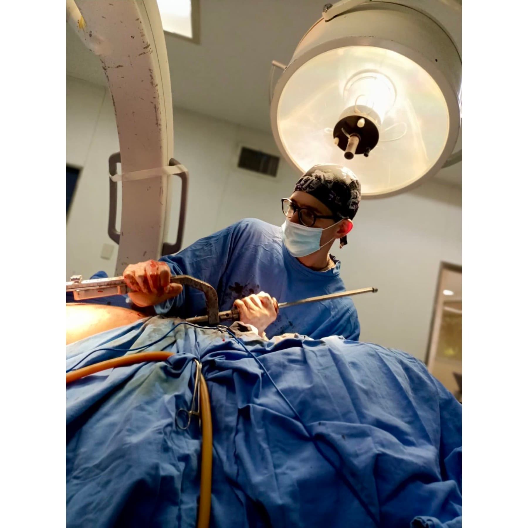 El Dr. Santin durante una cirugía